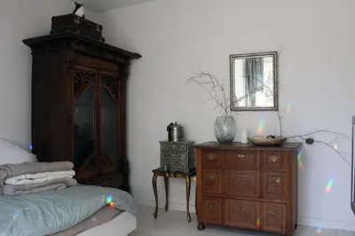 Ein Bett oder Betten in einem Zimmer der Unterkunft Ruhiges, helles Altbauzimmer im Stadtzentrum Privatunterkunft