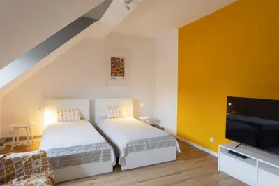 Ein Bett oder Betten in einem Zimmer der Unterkunft Big flat with fresh renovation, free parking, SonyPS, Netflix