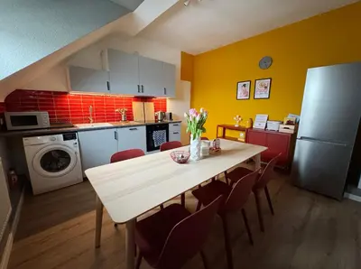 Küche/Küchenzeile in der Unterkunft Big flat with fresh renovation, free parking, SonyPS, Netflix