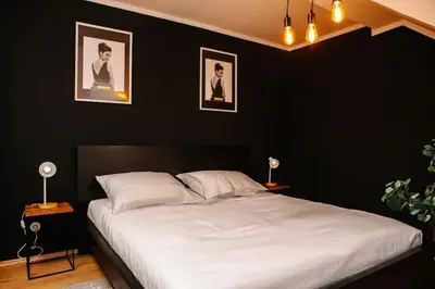 Ein Bett oder Betten in einem Zimmer der Unterkunft Modern & black - City - Netflix - Wifi - 4 Person
