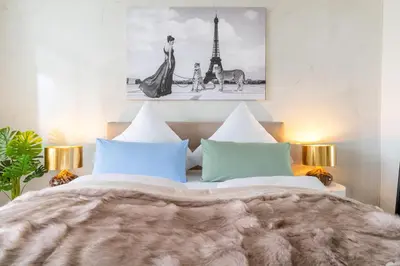 Ein Bett oder Betten in einem Zimmer der Unterkunft RüSuite - Messe Essen I King Size Bed I 75 Zoll TV