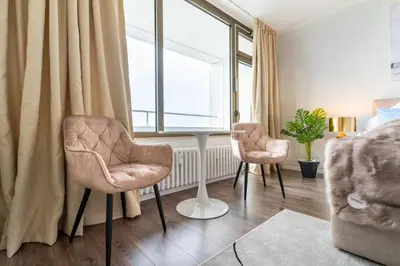 Ein Sitzbereich in der Unterkunft RüSuite - Messe Essen I King Size Bed I 75 Zoll TV