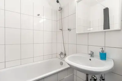 Ein Badezimmer in der Unterkunft RüSuite - Messe Essen I King Size Bed I 75 Zoll TV