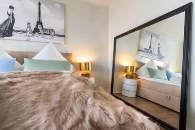 Ein Bett oder Betten in einem Zimmer der Unterkunft RüSuite - Messe Essen I King Size Bed I 75 Zoll TV