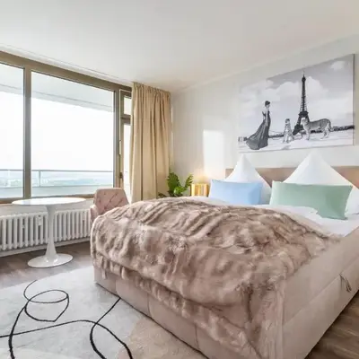 RüSuite - Messe Essen I King Size Bed I 75 Zoll TV