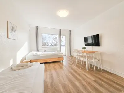 Ein Bett oder Betten in einem Zimmer der Unterkunft Tolstov Apartments - Monteurwohnungen - 2 Schlafzimmer - Küche - Balkon - Waschmaschine - 25 Min zur Messe DUS
