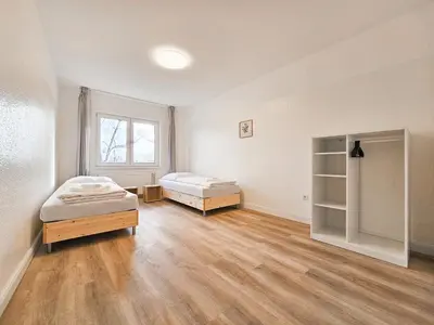 Ein Bett oder Betten in einem Zimmer der Unterkunft Tolstov Apartments - Monteurwohnungen - 2 Schlafzimmer - Küche - Balkon - Waschmaschine - 25 Min zur Messe DUS