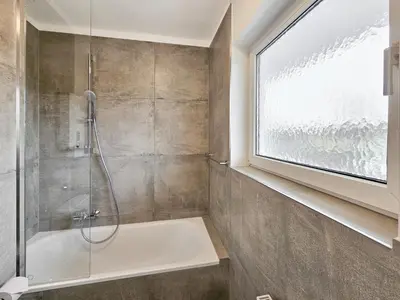 Ein Badezimmer in der Unterkunft Tolstov Apartments - Monteurwohnungen - 2 Schlafzimmer - Küche - Balkon - Waschmaschine - 25 Min zur Messe DUS