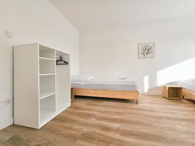 Ein Bett oder Betten in einem Zimmer der Unterkunft Tolstov Apartments - Monteurwohnungen - 2 Schlafzimmer - Küche - Balkon - Waschmaschine - 25 Min zur Messe DUS