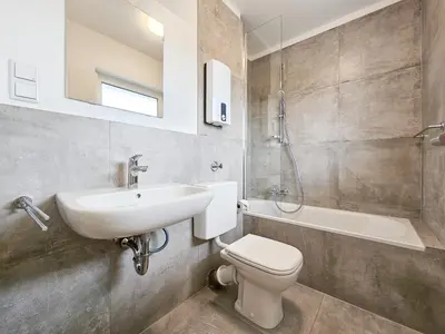 Ein Badezimmer in der Unterkunft Tolstov Apartments - Monteurwohnungen - 2 Schlafzimmer - Küche - Balkon - Waschmaschine - 25 Min zur Messe DUS