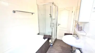 Ein Badezimmer in der Unterkunft Modernes Apartment für 5 Personen