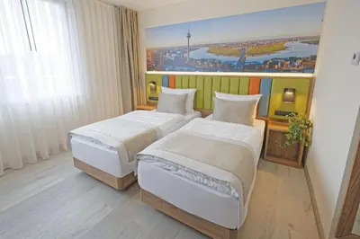Ein Bett oder Betten in einem Zimmer der Unterkunft Friends Hotel Düsseldorf-Airport Ratingen