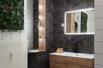 Ein Badezimmer in der Unterkunft 1-4 Gäste Wohnung W-Lan, Netflix, Amazon, Parken, Arbeitsplatz, 24h Check in ,Vollausgestattet Küche, Handtücher Seife u,v,m für Geschäftsreisende, Paare, Familien ,
