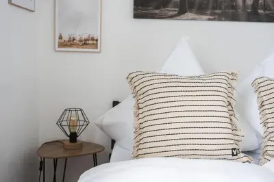 Ein Bett oder Betten in einem Zimmer der Unterkunft 1-4 Gäste Wohnung W-Lan, Netflix, Amazon, Parken, Arbeitsplatz, 24h Check in ,Vollausgestattet Küche, Handtücher Seife u,v,m für Geschäftsreisende, Paare, Familien ,