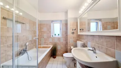 Ein Badezimmer in der Unterkunft 135m²-Apartment I max. 8 Gäste I Zentral I Küche I Balkon I Parken I WLAN