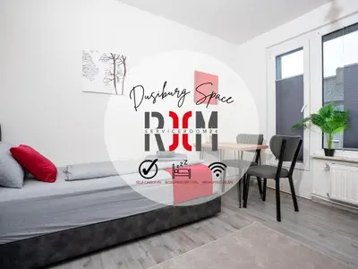 Ein Bett oder Betten in einem Zimmer der Unterkunft Livemore24 - Space in Duisburg WLAN - Smart-TV - 24-7 Check-in und Küche