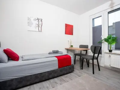 Ein Bett oder Betten in einem Zimmer der Unterkunft Livemore24 - Space in Duisburg WLAN - Smart-TV - 24-7 Check-in und Küche