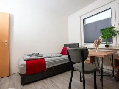 Ein Bett oder Betten in einem Zimmer der Unterkunft Livemore24 - Space in Duisburg WLAN - Smart-TV - 24-7 Check-in und Küche