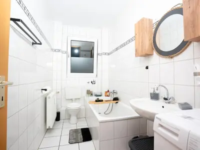 Ein Badezimmer in der Unterkunft Livemore24 - Space in Duisburg WLAN - Smart-TV - 24-7 Check-in und Küche