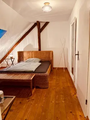 Ein Bett oder Betten in einem Zimmer der Unterkunft b e d & a g e d e s i g n -medium- wunderschönes Zimmer mit Bad - Rechnungserstellung für Geschäftsreisende & Firmen