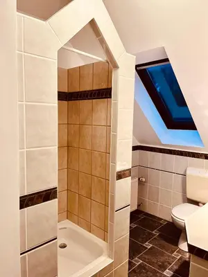 Ein Badezimmer in der Unterkunft b e d & a g e d e s i g n -medium- wunderschönes Zimmer mit Bad - Rechnungserstellung für Geschäftsreisende & Firmen