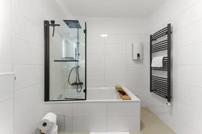 Ein Badezimmer in der Unterkunft VINFUL: Premium-Apartment mit Balkon und Parkplatz