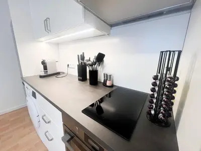 Küche/Küchenzeile in der Unterkunft Vibehome Düsseldorf - Stadtmitte
