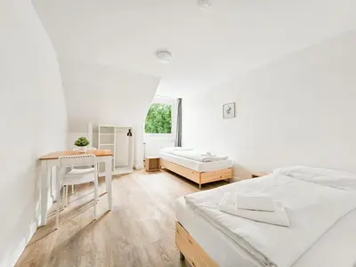 Ein Bett oder Betten in einem Zimmer der Unterkunft Tolstov Apartments - Monteurwohnungen - 3 Schlafzimmer - Küche - Balkon - Waschmaschine - 25 Min zur Messe DUS