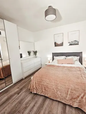 Ein Bett oder Betten in einem Zimmer der Unterkunft Modernes Appartment im Grünen