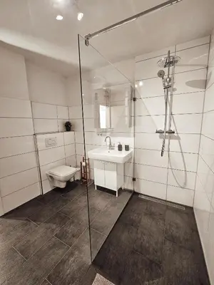 Ein Badezimmer in der Unterkunft Modernes Appartment im Grünen
