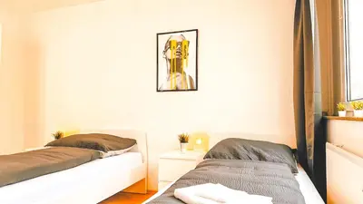 Ein Bett oder Betten in einem Zimmer der Unterkunft Monteurwohnung mit Balkon und Wohnzimmer