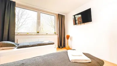 TV/Unterhaltungsangebot in der Unterkunft Monteurwohnung mit Balkon und Wohnzimmer
