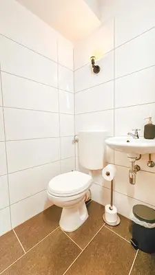Ein Badezimmer in der Unterkunft Monteurwohnung mit Balkon und Wohnzimmer