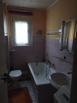 Ein Badezimmer in der Unterkunft Red Dot Apartments