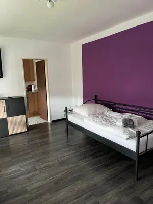 Ein Bett oder Betten in einem Zimmer der Unterkunft Red Dot Apartments