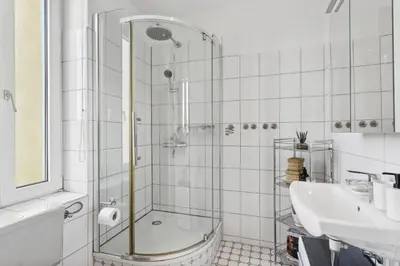 Ein Badezimmer in der Unterkunft Stylish & Relaxing Penthouse ~ Workspace ~ Parking