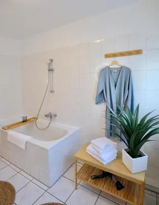 Ein Badezimmer in der Unterkunft TIMELESS APARTMENT: FREE PARKING + BALCONY