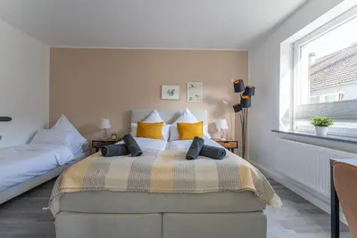 Ein Bett oder Betten in einem Zimmer der Unterkunft Zentrales 75qm Apartment Tischfußball & Komfort