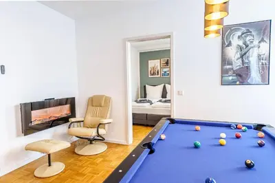 Ein Billardtisch in der Unterkunft Große Terassen-Wohnung mit Grill, Playstation 5, Billardtisch und Massagesessel