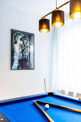 Ein Billardtisch in der Unterkunft Große Terassen-Wohnung mit Grill, Playstation 5, Billardtisch und Massagesessel