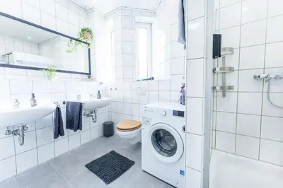 Ein Badezimmer in der Unterkunft Große Terassen-Wohnung mit Grill, Playstation 5, Billardtisch und Massagesessel