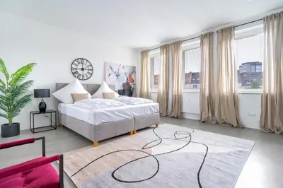 Ein Bett oder Betten in einem Zimmer der Unterkunft Beyond Living® I 235 m² LOFT I Billard I Kamin