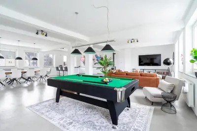 Ein Billardtisch in der Unterkunft Beyond Living® I 235 m² LOFT I Billard I Kamin