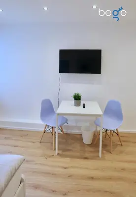 TV/Unterhaltungsangebot in der Unterkunft BEGE APARTMENTS: WORK HEAVEN