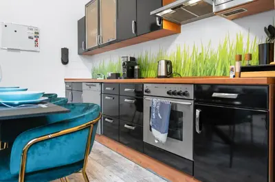 Küche/Küchenzeile in der Unterkunft Tolles Design, hochwertig, Vollausstattung, 3 Zimmer, großes Bad & Gäste-WC, große Küche, 3 x Smart TV, 11 min zum Hbf Duisburg