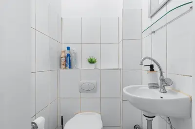 Ein Badezimmer in der Unterkunft Tolles Design, hochwertig, Vollausstattung, 3 Zimmer, großes Bad & Gäste-WC, große Küche, 3 x Smart TV, 11 min zum Hbf Duisburg
