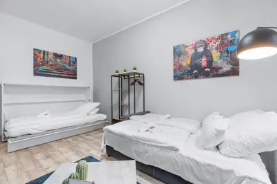 Ein Bett oder Betten in einem Zimmer der Unterkunft Tolles Design, hochwertig, Vollausstattung, 3 Zimmer, großes Bad & Gäste-WC, große Küche, 3 x Smart TV, 11 min zum Hbf Duisburg