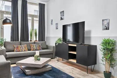 TV/Unterhaltungsangebot in der Unterkunft Tolles Design, hochwertig, Vollausstattung, 3 Zimmer, großes Bad & Gäste-WC, große Küche, 3 x Smart TV, 11 min zum Hbf Duisburg