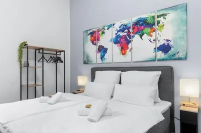 Ein Bett oder Betten in einem Zimmer der Unterkunft Tolles Design, hochwertig, Vollausstattung, 3 Zimmer, großes Bad & Gäste-WC, große Küche, 3 x Smart TV, 11 min zum Hbf Duisburg