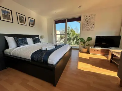 Ein Bett oder Betten in einem Zimmer der Unterkunft Quiet Garden-View Studio Apartment